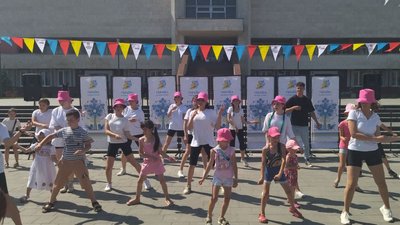 Святкували і збирали гроші на ЗСУ: як у Луцьку відзначили День Конституції Святкували і збирали гроші на ЗСУ: як у Луцьку відзначили День Конституції
