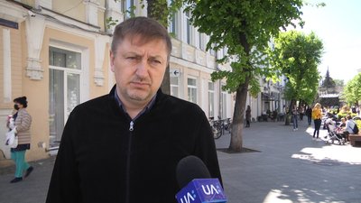 У Житомирі через опущені боларди пішохідною Михайлівською їздять машини У Житомирі через опущені боларди пішохідною Михайлівською їздять машини