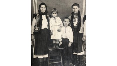 "Дітей кидали в ями живцем". Спогади 93-річної Параски Мотрук про Голокост на Прикарпатті "Дітей кидали в ями живцем". Спогади 93-річної Параски Мотрук про Голокост на Прикарпатті