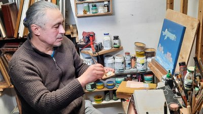 Завдяки пензлю та уяві. У Миколаєві художник створює мініатюри з янголами та пише ікони