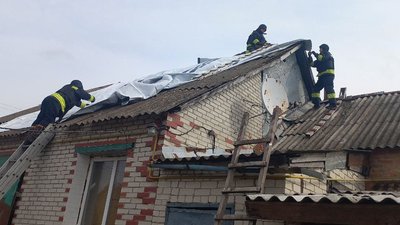 ДСНС проводять аварійно-відновлювальні роботи на місці російських ударів 