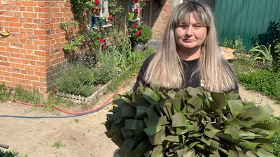 Волонтерки сумського підрозділу фей плетуть кавери та сітки бійцям на передову Волонтерки сумського підрозділу фей плетуть кавери та сітки бійцям на передову