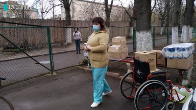 Благодійники передали медикам партію засобів захисту Благодійники передали медикам партію засобів захисту