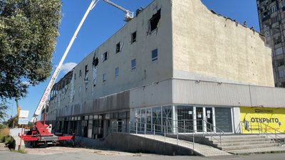 У Харкові частково демонтують аварійний будинок У Харкові частково демонтують аварійний будинок