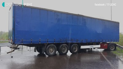 Рівненщина: на Київ – Чоп вантажівка в’їхала у відбійник, є травмований Рівненщина: на Київ – Чоп вантажівка в’їхала у відбійник, є травмований