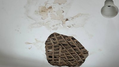 Прогнила підлога, сиплеться стеля — приміщення Центру детоксикації і медичного витвереження у Бердичеві потребує ремонту Прогнила підлога, сиплеться стеля — приміщення Центру детоксикації і медичного витвереження у Бердичеві потребує ремонту