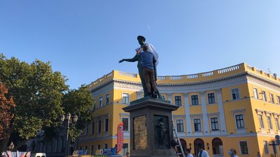 Одеського Дюка де Рішельє одягнули у вишиванку