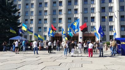 Полтавці протестують біля ОДА проти навчання у школах російською мовою