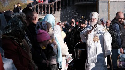 У Чернівцях освятити кошики прийшли тисячі вірян. Фоторепортаж