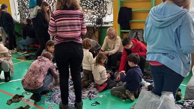 У Тернополі школярі передали книги пораненим військовим У Тернополі школярі передали книги пораненим військовим
