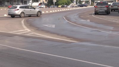 У Житомирі через спеку поливають дороги водою – щодня використовують 30 тисяч літрів води У Житомирі через спеку поливають дороги водою – щодня використовують 30 тисяч літрів води
