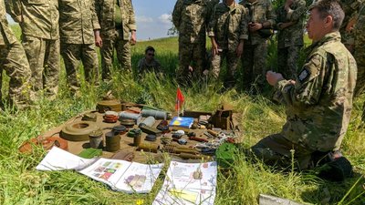 Від автомата до медичного жгута. На Миколаївщині резервісти виїхали до навчального табору Від автомата до медичного жгута. На Миколаївщині резервісти виїхали до навчального табору