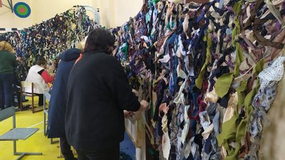 У Кущівській гімназії в Кропивницькому плетуть маскувальні сітки для віськових У Кущівській гімназії в Кропивницькому плетуть маскувальні сітки для віськових