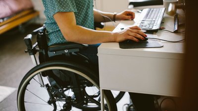 Людина з інвалідністю працює за комп'ютером