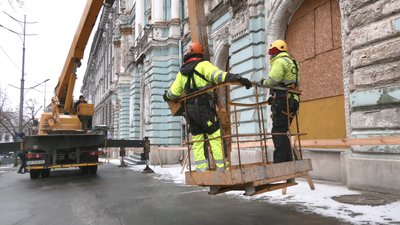 У будинку поруч з міською радою Харкова зняли аварійні конструкції: майже два роки будівля без даху після удару РФ