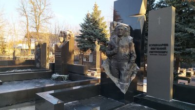 Кернеса поховають навпроти Кушнарьова