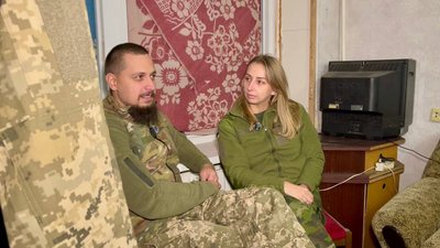 Волонтерка з нареченим Волонтерка з нареченим