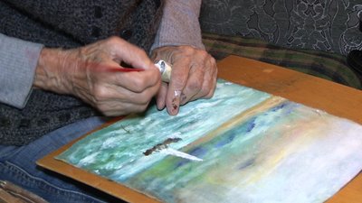 92-річна черкаська художниця Ганна Шевченко почала малювати в 78 і нині має сотню картин 92-річна черкаська художниця Ганна Шевченко почала малювати в 78 і нині має сотню картин