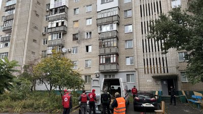 У Сумах внаслідок удару російського БпЛА по багатоповерхівці травмована 23-річна жінка