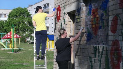 На Сумщині патріотичними малюнками прикрашають господарчі споруди На Сумщині патріотичними малюнками прикрашають господарчі споруди