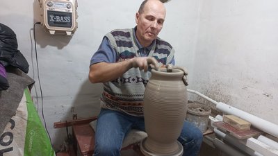 На Полтавщині гончар Анатолій Шкурпела виготовляє амфори, які вміщують тонну вина На Полтавщині гончар Анатолій Шкурпела виготовляє амфори, які вміщують тонну вина