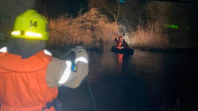 Рятувальники дістають з річки тіло чоловіка