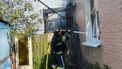 Рятувальник гасить пожежу в селі Підсередньому Рятувальник гасить пожежу в селі Підсередньому