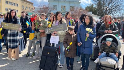 Близько 100 людей пройшли з валізами двома площами в Ужгороді, аби підтримати українців