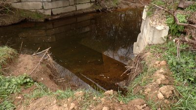 У прикарпатському селі жителі за свої гроші відновили два мости У прикарпатському селі жителі за свої гроші відновили два мости
