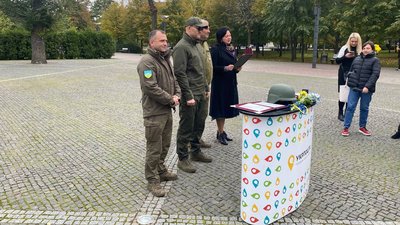 У Дніпрі погасили нову марку "Слава ЗСУ" від "Укрпошти"