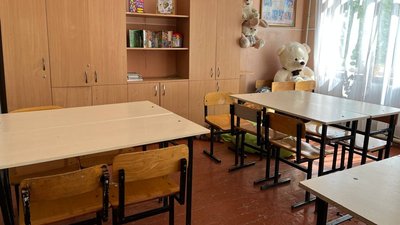 В ужгородській школі третій місяць живуть вимушені переселенці В ужгородській школі третій місяць живуть вимушені переселенці