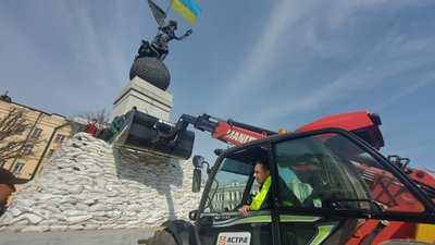 "Щоб вціліла": у Харкові обкладають мішками із піском пам’ятник Незалежності "Щоб вціліла": у Харкові обкладають мішками із піском пам’ятник Незалежності
