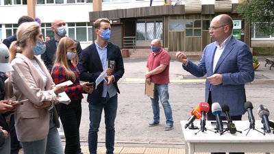 Зарплати лікарів, майбутнє "швидкої" і COVID. Що наговорив міністр Степанов у Рівному Зарплати лікарів, майбутнє "швидкої" і COVID. Що наговорив міністр Степанов у Рівному
