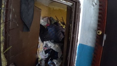 У Лисичанську жінка перетворила квартиру на сміттєзвалище