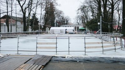 У вінницькому парку готують до запуску льодову ковзанку У вінницькому парку готують до запуску льодову ковзанку