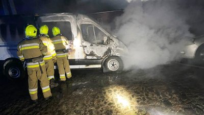 Рятувальники гасять пожежу