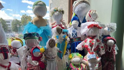 На Рівненщині створять карту області з ляльок-мотанок. Що вже передають із міст та сіл