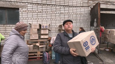 У Черкасах роздавали продуктові набори для переселенців У Черкасах роздавали продуктові набори для переселенців