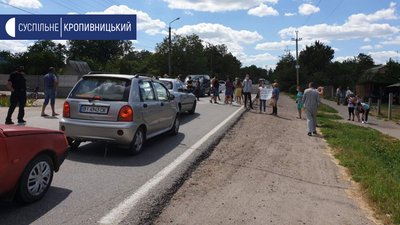 На Кіровоградщині люди перекрили трасу “Київ – Луганськ – Ізварине” На Кіровоградщині люди перекрили трасу “Київ – Луганськ – Ізварине”