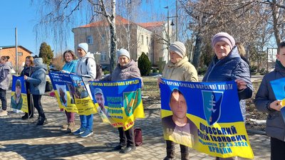 Тюльпани для тих, хто чекає: у Шполі на Черкащині відбулася акція "Не мовчи — полон вбиває" Тюльпани для тих, хто чекає: у Шполі на Черкащині відбулася акція "Не мовчи — полон вбиває"