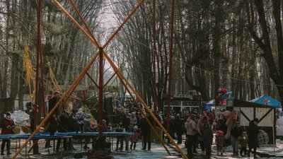 Танці з шаблями та торт з млинців: як у Черкасах святкували Колодія Танці з шаблями та торт з млинців: як у Черкасах святкували Колодія