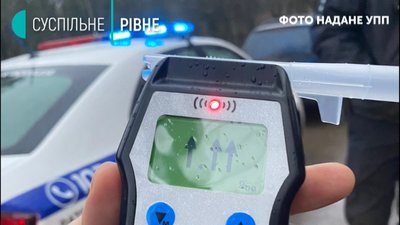 "Шо ти, сінька?" – у центрі Рівного водій влетів у дерево, "Драгер" зашкалював