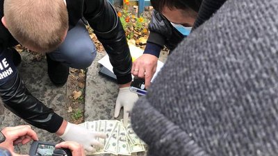 Правоохоронці задокументували факт вимагання та одержання хабаря директором комунального підприємства. Фото: ГУНП області Правоохоронці задокументували факт вимагання та одержання хабаря директором комунального підприємства. Фото: ГУНП області