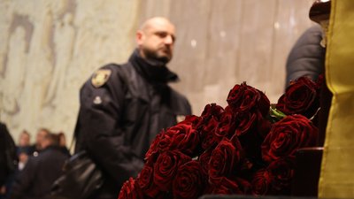траур, прощання, поховання, поліція, троянда