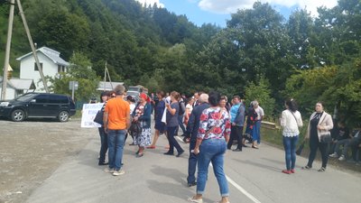 На Косівщині люди перекрили дорогу: просять не закривати сільську гімназію На Косівщині люди перекрили дорогу: просять не закривати сільську гімназію