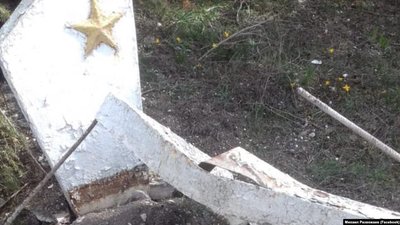 Окупанти розшукують вандалів, що розгромили могилу невідомого солдата