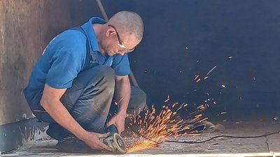 У Миколаєві волонтери переобладнують вантажівку під мобільну лазню для тероборони