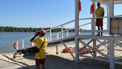 Купатися не рекомендують, але охочих не меншає Купатися не рекомендують, але охочих не меншає