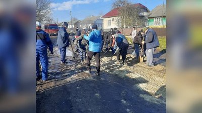 Після 20 років очікування: у прикарпатській громаді люди самотужки ремонтували дороги