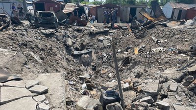 Знищені гаражі. Миколаївці підраховують збитки від влучання російської ракети